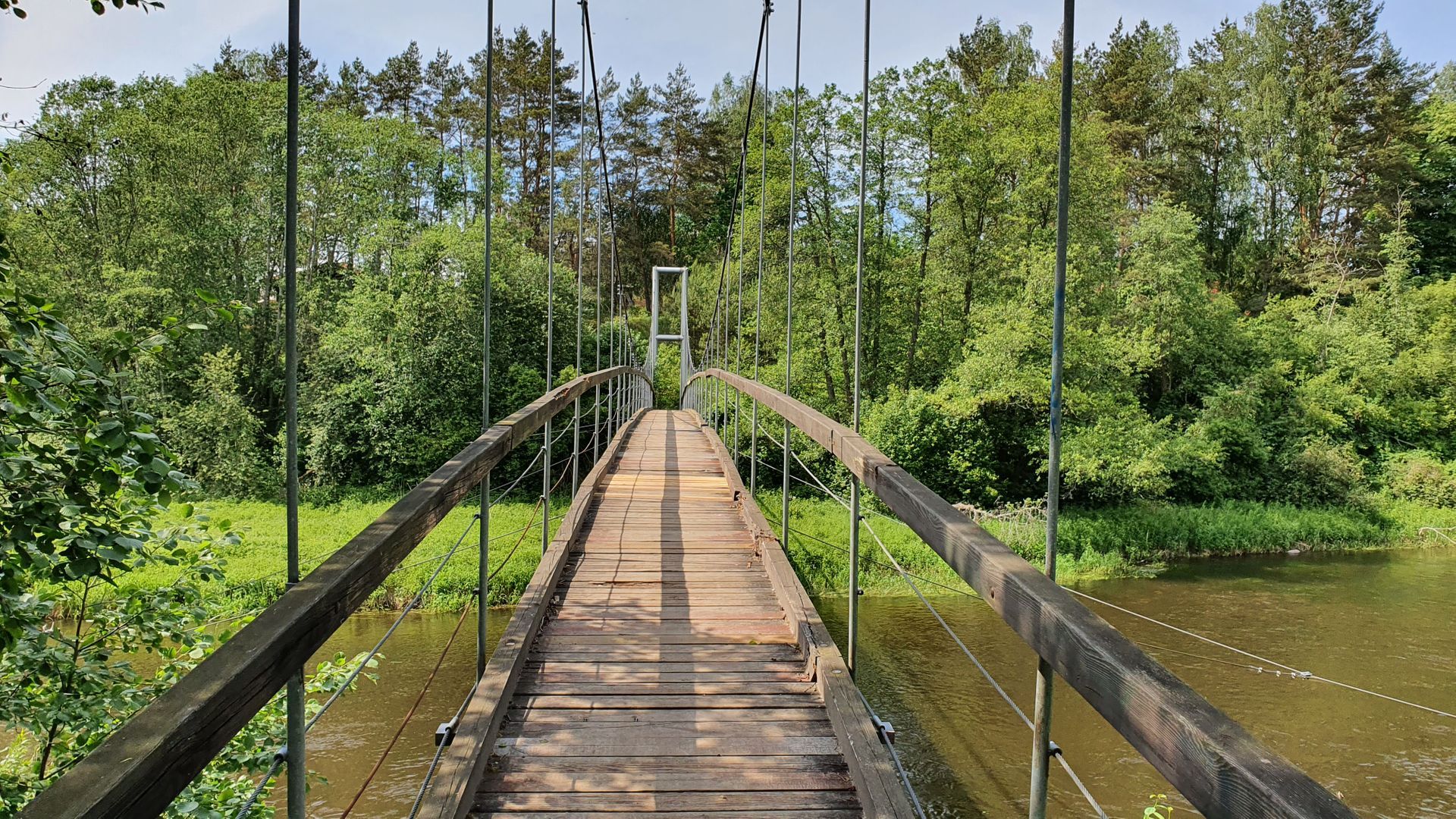 Santakos kabantis tiltas per Žeimeną