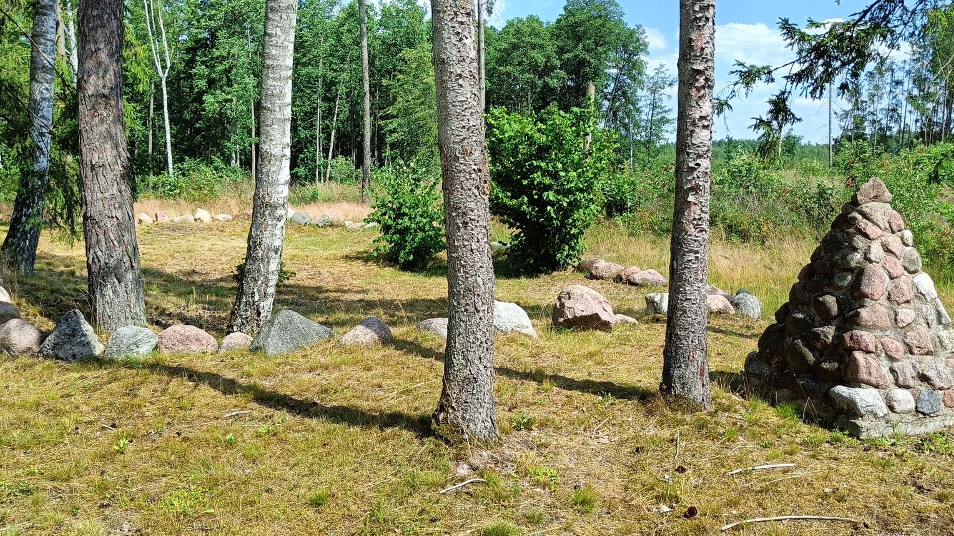 Paražnių miško Holokausto aukų paminklas