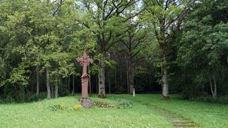 Vedecko ąžuolyno memorialas partizanams